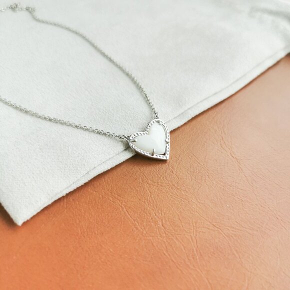 Kendra Scott Ari Heart Silver Ivory Mother-Of-Pearl Pendant Necklace Trendy Jewe - Picture 2 of 3